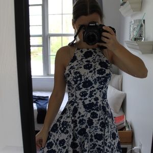 LuLus beautiful floral dress in small 🌻 BOGO!